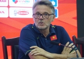 HLV Troussier nói thẳng về giấc mơ World Cup của tuyển Trung Quốc, chỉ ra điểm yếu nơi cầu thủ Việt Nam