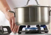 Nhà dùng bếp gas phải biết việc làm chỉ với một cây tăm này: Có thể giúp giảm “kha khá” tiền gas một năm