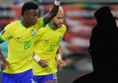 Bạn gái vừa sinh nở được ít ngày, Neymar đã vướng nghi vấn tiệc tùng cùng gái lạ ngay tại khách sạn đội tuyển