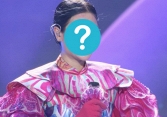 Sứa Thủy Tinh (Ca sĩ mặt nạ) lộ danh tính: Là hiện tượng 'vừa ăn vừa hát', từng bị mẹ từ mặt vì theo nghệ thuật