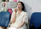 Hình ảnh gây lo lắng của Hòa Minzy trước giờ diễn, tình trạng sức khỏe hiện tại ra sao?