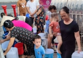 Gian nan cảnh thiếu nước ở khu đô thị Thanh Hà: Ba ngày chưa tắm, ông bà bế cháu nhỏ quằn lưng xách từng xô