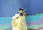 Hoàng Rob mở màn Better Choice Awards 2023 đầy thăng hoa: tiếng đàn violin điệu nghệ kết hợp công nghệ hiện đại!