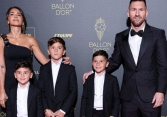 Messi là người đàn ông hạnh phúc nhất hôm nay: Một tay ôm Quả bóng vàng, một tay ôm vợ, viễn mãn ở tuổi 36