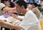 Ảnh chụp một sinh viên Thanh Hoa trong canteen bị lan truyền, netizen cảm thán sự khác nhau giữa “học bá” và người thường