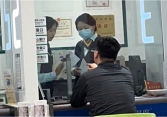 Ra quầy rút 2 triệu đồng bị ngân hàng đòi phí thủ tục hơn 2,6 triệu, người đàn ông chưng hửng: 'Thà không rút còn hơn'