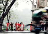 Những áo dài trên phố cũ mùa thu
