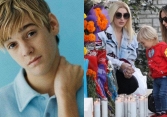 Hôn thê cũ đưa con trai đến viếng mộ Aaron Carter, nước mắt vẫn rơi sau một năm nam ca sĩ qua đời