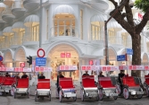 Bờ Hồ Hoàn Kiếm “rực sắc đỏ” với sự xuất hiện của loạt phương tiện thú vị này!