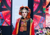 Diva Thanh Lam bất ngờ xuất hiện trên sàn catwalk, thần thái không hề thua kém người mẫu chuyên nghiệp