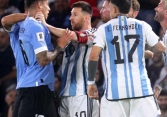 Messi đánh chỏ, bóp cổ đối thủ trong ngày tuyển Argentina bất ngờ nhận thất bại