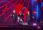 Westlife cất tiếng hát mở màn The Wild Dreams Tour, siêu hit Uptown Girl vang lên!