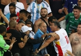 CĐV Argentina và Brazil ẩu đả trên khán đài, Messi bất lực gọi đồng đội vào đường hầm vì trận đấu tạm hoãn
