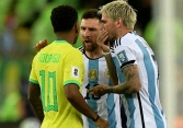 Bị cầu thủ đáng tuổi cháu chê hèn nhát, Messi tức giận dùng tay nắm cổ đối phương và đáp trả cực gắt