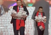 Trúng số độc đắc, người đàn ông có hành động đi vào lòng hội chị em, được dân mạng vỗ tay rần rần 