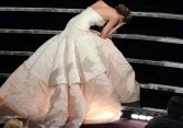 Jennifer Lawrence và cú ngã trong chiếc váy gần trăm tỷ 10 năm trước đến giờ vẫn là topic hot bền bỉ