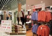 Nhiều khách hàng 'đổ bộ' mua sắm tại cửa hàng UNIQLO trong Tuần Lễ Cảm Ơn