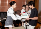Subeo thay mặt Cường Đô La làm điều này trong sinh nhật mẹ kế, biểu cảm của Đàm Thu Trang đã nói lên quan hệ của hai mẹ con