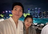 Đoàn Văn Hậu cùng Doãn Hải My tình tứ nơi bể bơi vô cực lớn nhất thế giới, tiếp tục có hành động chứng minh độ 'cuồng' vợ