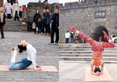 Xôn xao vụ nữ blogger Trung Quốc mặc đồ bó sát tập yoga tại di tích lịch sử, dân mạng: 'Động tác đẹp đến mấy cũng thành sai!' 