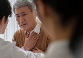 Bàng hoàng khi bố chồng muốn giao hết lương cho con dâu giữ