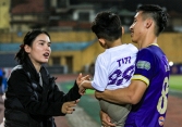 Vợ Hùng Dũng lộ nhan sắc xinh đẹp, bế con đến sân trong ngày Hùng Dũng gia hạn hợp đồng với CLB Hà Nội
