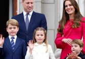 Thiệp Giáng sinh năm 2023 của William và Kate gửi đi một thông điệp mạnh mẽ về tình thân gia đình, người hâm mộ dễ dàng thấu hiểu