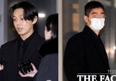 Yoo Ah In trình diện trong phiên tòa đầu tiên cùng bạn trai tin đồn, trả lời ra sao trước cáo buộc sử dụng chất cấm 181 lần?
