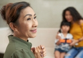 Tháng nào mẹ cũng gọi điện xin tiền tôi, biết lý do mà tôi choáng váng
