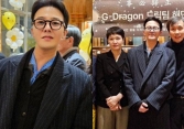 G-Dragon lần đầu xuất hiện ở công ty mới, tươi cười rạng rỡ khác hẳn tình hình “ảm đạm” của YG hiện tại