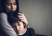 Chồng kinh ngạc khi nhìn phản ứng của con, còn tôi chỉ biết lao vào ôm con rồi khóc theo