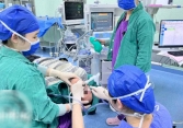 Cậu bé liên tục ho sốt, bác sĩ chụp CT phổi thấy thứ không ai ngờ tới