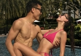 Khi 'thủ môn quốc dân' Bùi Tiến Dũng chung khung hình với vợ mẫu tây sexy, gấp đôi visual là có thật