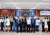 Các thí sinh tự tin thể hiện năng lực hùng biện bằng tiếng Anh với chủ đề “Vẻ đẹp của sự thông minh”.