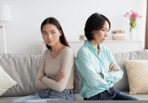 Nhìn 4 cốc trà sữa tôi mang về, em chồng đỏ bừng mặt nhưng vẫn chê tôi bao đồng