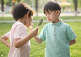 4 hành động của con trông thì thông minh nhưng thực chất bất ổn nhiều hơn: Cha mẹ nhận biết sớm để kịp thời giúp đỡ con