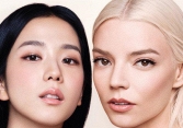 Khung hình đắt giá nhất hôm nay: Jisoo (Black Pink) đọ sắc cùng 'nữ hoàng phim kinh dị Anna Taylor Joy 