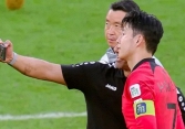 Asian Cup 2023: Đội nhà bị Son Heung-min chọc thủng lưới, HLV vẫn 'bất chấp' xin chụp ảnh cùng
