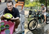 Nam NSƯT là công tử nhà giàu sa cơ, U60 không vợ con, sống giản dị, hết lòng vì nghệ thuật