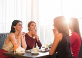 Nhìn đám bạn tranh nhau trả tiền ăn trong nhà hàng mà tôi không thể thốt được 1 lời