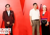 Hình ảnh giản dị của 2 nhà giáo đặc biệt tại thảm đỏ Gala WeChoice Awards 2023