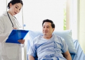 Sau 5 ngày trong bệnh viện, bố tôi bạc trắng mái đầu vì nhận ra sai lầm của bản thân