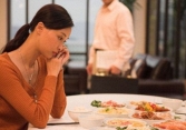 Nhìn mâm cỗ bị mẹ chồng chia đôi với 2 phần hoàn toàn khác biệt mà nước mắt tôi ứa ra