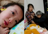 Bố chồng quỳ gối cầu xin mẹ chồng đừng cãi nhau với con dâu, dân mạng phát hiện chi tiết thể hiện 'cô con dâu này không phải dạng vừa'