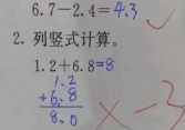Con làm toán '1,2 + 6,8 = 8' bị cô giáo gạch sai, phụ huynh đi kiện nhưng xấu hổ khi nghe đáp án