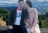 Hoa hậu Đỗ Mỹ Linh cùng Chủ tịch Hà Nội FC đón sinh nhật ở nước ngoài, trao cho ông xã nụ hôn ngọt ngào