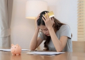 Lần đầu nghe tên 'chứng rối loạn tiền bạc', tưởng xa lạ mà rất nhiều người trẻ thế hệ 8X, 9X mắc phải rồi dẫn đến quyết định sai lầm