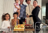 Ronaldo đăng ảnh khoe sinh nhật lần thứ 39, fan ngỡ ngàng trước chiều cao khó tin của cậu con trai cả
