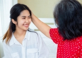 Tôi không dám tin vào mắt mình khi nhìn tập tiền mẹ chồng lì xì cho ngay sáng mùng Một Tết