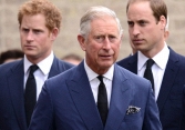 Vội vã về Anh vì bệnh tình của Vua Charles, Harry vẫn có hành động kiên quyết với anh trai William